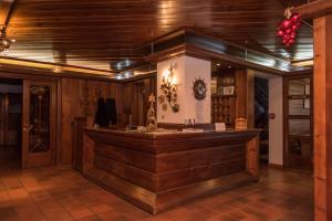 un negozio con bancone in una stanza con pareti in legno di Al Sole Hotel Ristorante dal 1870 a Pieve di Cadore