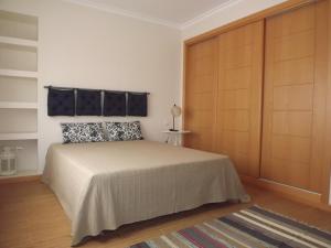 A bed or beds in a room at EntreCubos Guesthouse