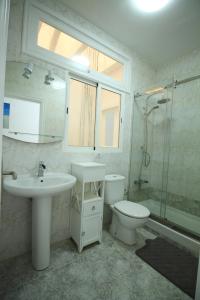 コティージョにあるCOTILLO SEAのバスルーム(洗面台、トイレ、シャワー付)