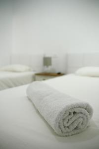 a white towel laying on a white bed at COTILLO SEA in Cotillo