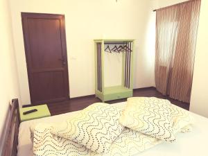 LupeniにあるCabana Alenaのベッドルーム1室(ベッド1台、クローゼット、ドア付) +1枚の写真