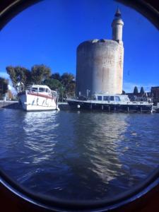 エーグ・モルトにあるLa Palomaの灯台と二隻の船の水面反射