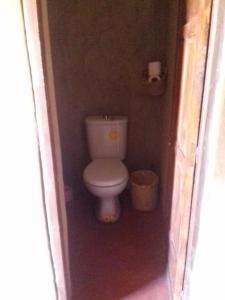 bagno con servizi igienici in una piccola camera di Bivouac Dune Iriki a Foum Zguid
