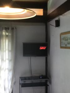 En tv och/eller ett underhållningssystem på Buganville Loft