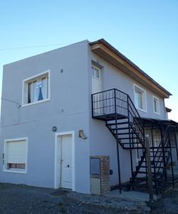 Casa blanca con escalera lateral en Departamento en Gdor. Gregores en Gobernador Gregores