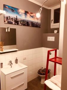 La salle de bains est pourvue d'un lavabo blanc et de toilettes. dans l'établissement Al Centro Città, à Bergame