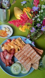 モアルボアルにあるIsland Girl Bed and Breakfastのベーコンとトーストの盛り合わせ