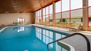 una piscina en un hotel con sillas y una mesa en Best Western Plus York Hotel and Conference Center en York