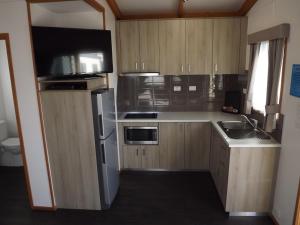 Ceduna Foreshore Caravan Park的厨房或小厨房