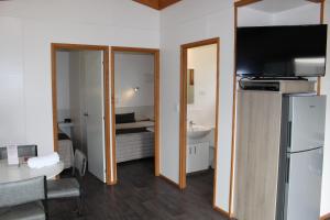 Ceduna Foreshore Caravan Park的厨房或小厨房