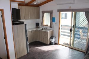 Ceduna Foreshore Caravan Park的厨房或小厨房
