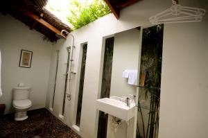 a bathroom with a sink and a toilet at Maison de l'Amant in Cai Be