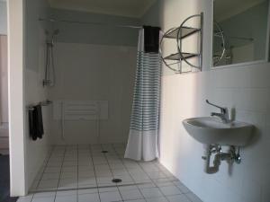 A bathroom at Corowa Motor Inn