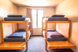Postel nebo postele na pokoji v ubytování Dusky Lodge