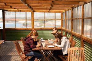 un grupo de personas sentadas en una mesa en un restaurante en Dusky Lodge en Kaikoura