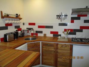 cocina con fregadero y encimera en Tauhara Luxury Apartment en Okaihau