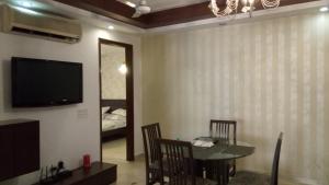 Short Stay Luxury separate 3BHK in green park near metro with lift MINIMUM 3 NIGHTS TV 또는 엔터테인먼트 센터