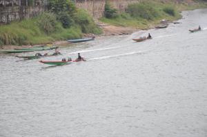 un grupo de personas en barcos en el agua en Saksiri Riverside Boutique Hotel, en Vang Vieng