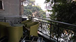Een balkon of terras bij Short Stay Luxury separate 3BHK in green park near metro with lift MINIMUM 3 NIGHTS