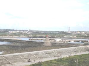 馬公市的住宿－卡膜脈民宿，水体上方的桥景