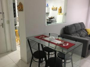 a table and chairs in a living room with a couch at Balneário Camboriú lindo apto proximo Mar in Balneário Camboriú