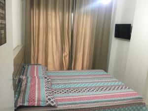 a bed in a small room with a window at Balneário Camboriú lindo apto proximo Mar in Balneário Camboriú