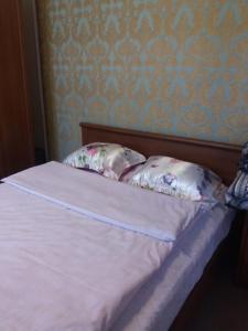 ウラジカフカスにあるVacation home on Kalinina streetの白いベッド1台(枕2つ付)