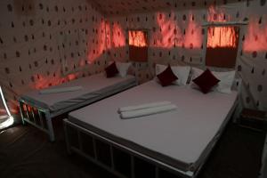 เตียงในห้องที่ Kaziranga Eco Camp