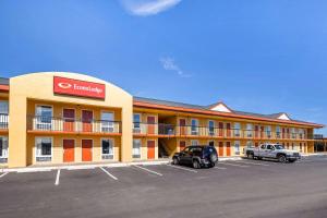 加夫尼Econo Lodge Gaffney的一家酒店,停车场里停满了车