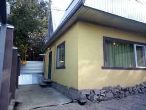 ジェレスノヴォツクにあるСО Заря 211の黄色の家