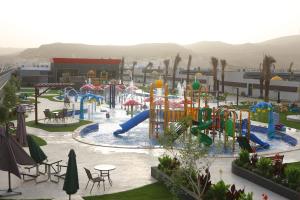 un grande parco acquatico con scivolo d'acqua di Amaaria Aquapark resort Villas & Chalet a Riyad