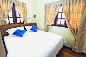 A bed or beds in a room at Gajah Villa 82