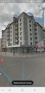 un grande edificio sul lato di una strada di Travel station apartment a Ivano-Frankivsʼk