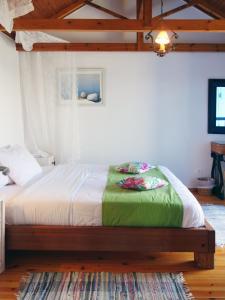 1 dormitorio con 1 cama en una habitación con alfombra en Villa Antonia, en Almyrida