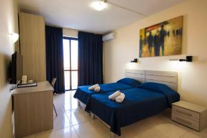 Postel nebo postele na pokoji v ubytování Relax Inn Hotel