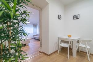 ein Esszimmer mit einem Tisch und einem Stuhl in der Unterkunft Studios & Apartments Porto in Zadar