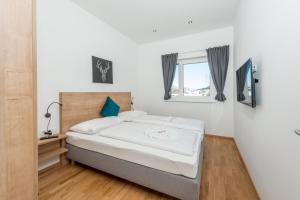 Un pat sau paturi într-o cameră la Deluxe Apartment Berglust