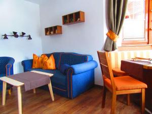 シャットヴァルトにあるHaus Romantikaのリビングルーム(青いソファ、テーブル付)