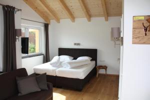 A bed or beds in a room at SonnenChalet Werfenweng