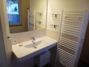 A bathroom at SonnenChalet Werfenweng