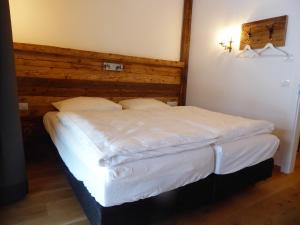 A bed or beds in a room at SonnenChalet Werfenweng