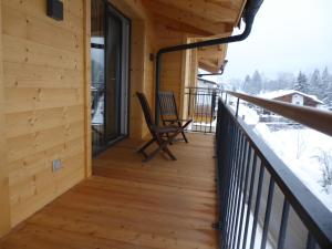 A balcony or terrace at SonnenChalet Werfenweng