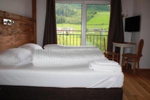 Posteľ alebo postele v izbe v ubytovaní SonnenChalet Werfenweng
