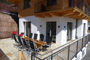 A balcony or terrace at SonnenChalet Werfenweng