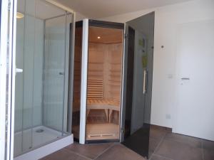 A bathroom at SonnenChalet Werfenweng