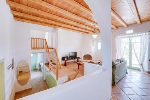 Elle comprend un grand salon doté d'un plafond en bois. dans l'établissement Naoussa Bay Villas, à Náoussa