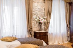 Postel nebo postele na pokoji v ubytování Villa Nepos Hotel
