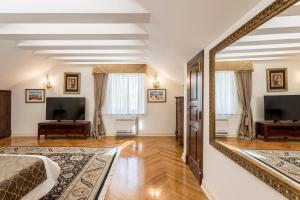 TV a/nebo společenská místnost v ubytování Villa Nepos Hotel