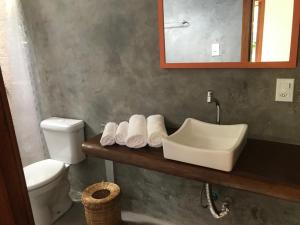 カライーバにあるCasa Mangabaの洗面台、トイレ、鏡のあるバスルーム