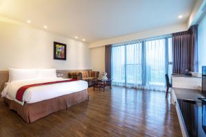 Postel nebo postele na pokoji v ubytování Naruwan Galaxy Hotel